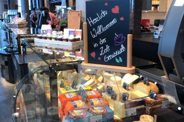 Seit Freitag hat die Zott Genusswelt & Outlet in Asbach-Bäumenheim geöffnet. Besonders beeindruckend 12 Meter lange Käsetheke. 