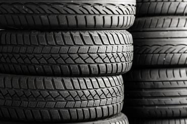 Autoreifen auf einem Stapel. 