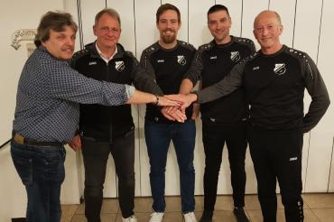 1. Vorstand Achim Frank, Trainer der 1. Mannschaft Jürgen Zeche, Abteilungsleiter Tobias Wagner, Trainer der Zweiten Mannschaft Olaf Bumberger und Ernesto Meca vom TSV Bäumenheim