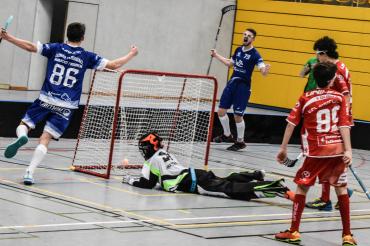 Auf dem Bild zu sehen Donau Floorball (in blau) nach dem Führungstreffer gegen den Vfl Kaufering in rot