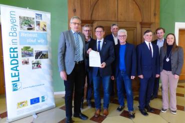 Das Bild zeigt Manfred Faber (Amtsleiter AELF Nördlingen), Erich Herreiner (LEADER-Koordinator), Landrat Stefan Rößle, Friedrich Eckmeier (LAG-Manager Monheimer Alb Altmühljura), Günther Zwerger (Geschäftsführer Geopark Ries e.V.), Bürgermeister Günther Pfefferer (Vorsitzender LAG Monheimer Alb Altmühljura), Klemens Heininger (Regionalmanager), Heike Burkhardt (stlv. Geschäftsführerin Geopark Ries e.V.)