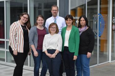 Unser Bild zeigt (v.l.n.r.): Henriette Jahn, Maren Blaurock (2. Ausbildungsjahr/Gebärdendolmetscherin), Karin Lüdtke-Engel (stellv. Schulleiterin der Berufsfachschule für Gesundheits- und Krankenpflege), Jürgen Wiedemann (Betriebsdirektor), Michaela Rechner (Pflegedienstleitung Donau-Ries Klinik Donauwörth) und Melanie Zeitler.