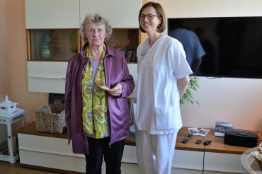 Edith Kaya (links im Bild) übergab die Spende in Höhe von 500 Euro an die Palliativstation.