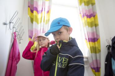 Das Bild zeigt das morgendliche Aufbrechen in Familien.