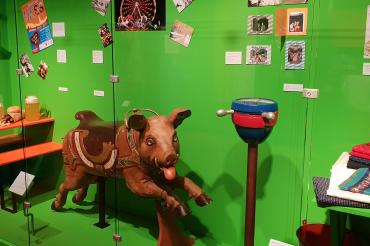 Unter dem Motto „Grüne Zweige, bunte Bänder – Frühjahrsbrauch im Ries“ erfährt man noch bis zum 23. Juni was es mit den diversen Bräuchen und Traditionen im Ries auf sich hat. 