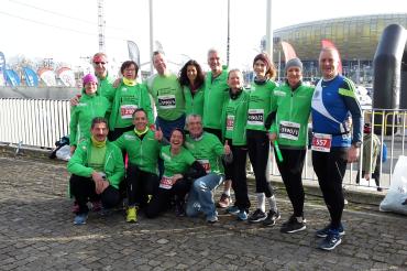 Auf dem Foto kurz vor dem Start, noch in wärmerer Kleidung vor dem "Bernstein" Stadion, vorne von links Klaus Wurscher, Hubert Bestler, Susanne Vierkorn und Hans Niederhuber, dahinter von links Simone Müller, Karl Stempfle, Ute Töpfer, Wolfgang Zinke, Anita und Klaus Joas, Anneliese Zinke, Laura und Patrycja Weng und Andreas Graf . 