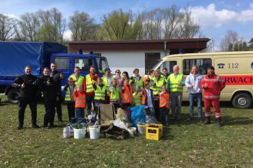 Das Bild zeigt die Müllsammelaktion der Wasserwacht Donauwörth.