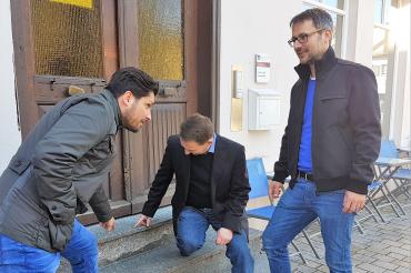 Hans Puffer erläutert Gerhard Munk und Steffen Höhn die Ausführung einer Natursteintreppe aus Granit.