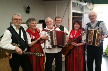 Das Bild zeigt den Singnachmittag auf der Bäldleschwaige.