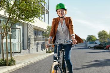 Das Bild zeigt eine Radfahrerin.