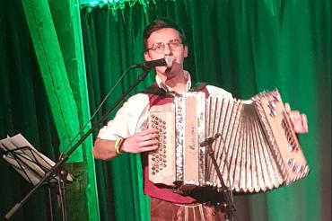 Das Bild zeigt Alexander Dollmann am Akkordeon