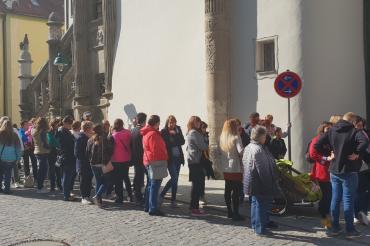 Lange Menschenschlange vor dem Nördlinger Rathaus.