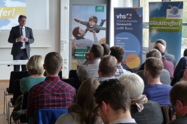 Landrat Stefan Rößle begrüßte alle Interessenten der Veranstaltung „Zeit für neue Ärzte“ im Saal der Volkshochschule Donauwörth.