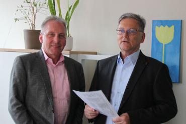 Das Bild zeigt die Spendenübergabe.