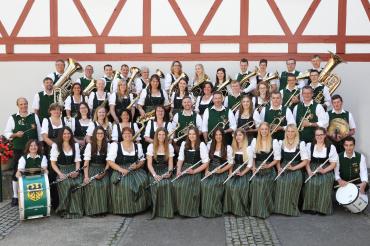 Das Bild zeigt die Musiker der Stadtkapelle Harburg mit Dirigent Franz Fischer.