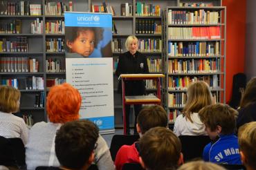 Christine Seehofer stellte in ihrer Funktion als Leiterin der UNICEF-Regionalgruppe Ingolstadt, die Arbeit von UNICEF vor.
