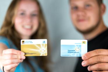 Das Bild zeigt Ehrenamtskarten.