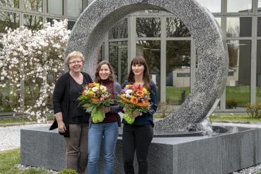 Martina Bickelein gratuliert Jana Zitterbart (Mitte) und Nina Lanzinner (rechts) zum hervorragenden Abschluss ihrer Ausbildung.