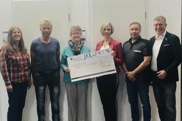 Auf dem Foto von links: Ursula Eberhardt-Klein Vertrauensfrau vom Betriebsrat, Thomas Schürer Vorsitzender des Betriebsrates, Helene Bönning 1. Vorsitzende und Natalja Lang vom Freundeskreis Nördlingen der Freien Suchtselbsthilfe e.V., Thomas Lutze stellv. Betriebsratsvorsitzender und Werkleiter Wolfgang Oswald.