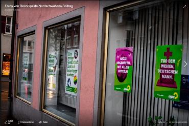 Auf zwei Plakaten ist zu lesen "Tod dem weißen, deutschen Mann" und "Nazis bekämpfen mit allen Mitteln". 
