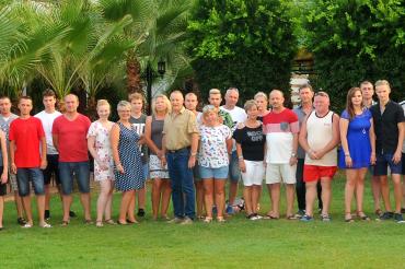 Gruppenbild der Mitarbeiter mit Familienangehörigen beim Betriebsausflug 2019 in der Türkei. 