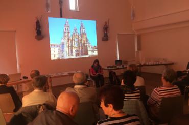 Das Bild zeigt eine Veranstaltung der Bücherschrank-Initiative BUCHDORFER DORFBÜCHER und dem TEXTWERK BUCHDORF.