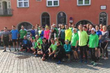 Das Bild zeigt Mitläufer des Schnupperlaufes kurz vor dem Start am Bopfinger Marktplatz.