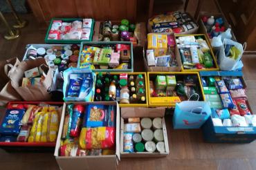 Das Bild zeigt die Spenden am Tafelsonntag.