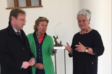 Das Foto zeigt MdL Wolfgang Fackler, Malerin und Mitglied der Kunstfreunde Donauwörth e.V. Steffi Proeller und die ausstellende Künstlerin Ines Mösle. 