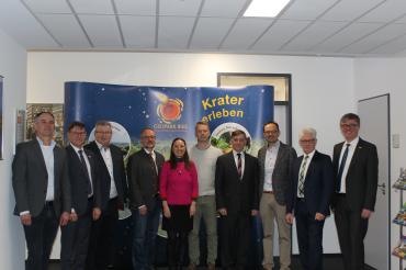 Auf dem Bild zu sehen von links: Volker Geiss (Untere Naturschutzbehörde Donau-Ries), Landrat Stefan Rößle, Landrat Gerhard Wägemann, Werner Baum (Bürgermeister Treuchtlingen), Heike Burkhardt (Stv. Geschäftsführerin Geopark Ries e. V.), Günter Pfefferer (Bürgermeister Monheim), Dr. Martin Drexler (Bürgermeister Wemding), Günther Zwerger (Geschäftsführer Geopark Ries e. V.), Christoph Würflein (Geschäftsführer Naturpark Altmühltal e. V.). 