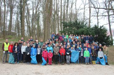 Bei trockenen Temperaturen trafen sich die Teilnehmer der Putzaktion in der Kernstadt am Parkplatz an den Tennisplätzen auf der Marienhöhe. Beteiligt waren in diesem Jahr folgende Vereine: Verband Christlicher Pfadfinder Stamm Nördlingen, Fischereiverein Nördlingen, Touristik-Club Nördlingen, Fischergilde Esarom, Eisenbahner Sportverein, Verein Alt Nördlingen, Modelleisenbahnclub Nördlingen, RSSC Nördlingen, Bündnis 90/Die Grünen. 