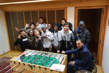 Das Bild zeigt das Kickerturnier beim Integrationscafé.