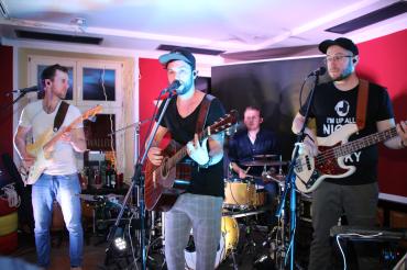  In den Bars und Kneipen war ab 21 Uhr ordentlich Betrieb.