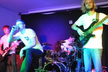 Sieger „Lärmliebe“ in Aktion (v.l.n.r.) Kevin Müller, Gitarre; Domenik Oßwald, Gesang; Valentin Wiedemann, Schlagzeug und Daniel Senger, Bass/Gesang)