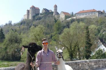Felix Fries ist in den kommenden sechs Monaten mit seinen Lamas Charlie und Inka durch Deutschland unterwegs. 