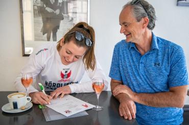Das Bild zeigt Kapitänin Laura Geiselsöder bei der Vertragsunterzeichnung für die neue Bundesliga-Saison 2019/20.