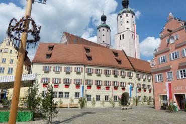 Am Vorabend zum 1. Mai (Dienstag 30.04.2109) veranstaltet die Stadt Wemding in Zusammenarbeit mit dem Heimat- und Trachtenerhaltungsverein sowie der FG Wemdosia ein Maibaumfest mit Tanz und Musik.