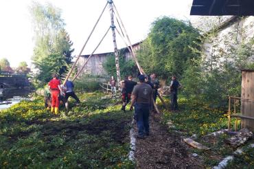Bei den Maibaumfreunden Gipfelstürmern Mönchsdeggingen wird der Baum noch mit Manneskraft aufgestellt.