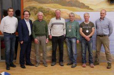 Das Bild zeigt von links 2. Vorsitzenden Martin Gnad, Armin Neudert, Laudator Karl Stix, die geehrten Hannes Hingst, Hans Niederhuber und Arnold Fischer, 1. Vorsitzenden Robert Kleinle.