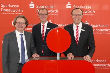 Am vergangenen Dienstagvormittag fand die Bilanzpressekonferenz der Sparkasse Donauwörth statt. Auf dem Bild zu sehen (von links): Oberbürgermeister Armin Neudert, Direktor Michael Scholz und Vorstandsvorsitzender Johann Natzer. 
