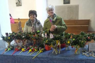 Frau Margit Kollmann und Sigrid Freiwald beim Palmbüschel-Verkauf.