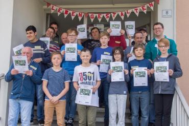 Stolz zeigten Bewohner und Jungs ihre Urkunden vom Kicker-Turnier.