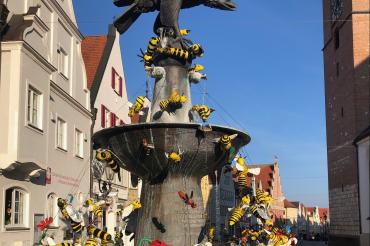 Der österlich geschmückte Reichsstadtbrunnen.