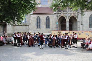 Das Bild zeigt die Musikkapelle Reimlingen bei ihrem Marktplatzkonzert im letzten Jahr.