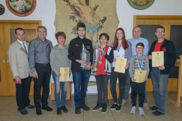 Das Bild zeigt den 1. Schützenmeister Markus Müller, Jürgen Herde, Dunja Müller, Daniel Miehling, Kevin Linder, Michaela Kaim, Markus Gluch, Niklas Baur und Hubert Metz.