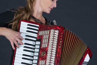 Unter freiem Sternenhimmel am Kräuterhäusl Blossenau erzählt Ulrike Mommendey am Freitag, 26. April von 19.30 bis 21.00 Uhr von den Geheimnissen und Zauberkünsten der Hexen, über Schönheit und Liebe, Verwandlung und Zauberei. 