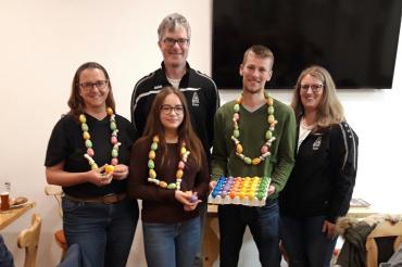 Das Bild zeigt (von links nach rechts): Ostereierkönigin Jutta Schreiber, 1. Schützenmeister Erich Oswald, Jugendostereierkönigin Anna Gröner, Ostereierkönig Christoph Klink und Vorstandsmitglied Daniela Hopf.
