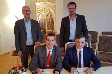 Das Bild zeigt die Unterzeichnung des Kooperationsvertrages.