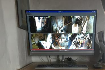 Das Bild zeigt die neue Videoanlage im Treppenaufgang des Daniels.