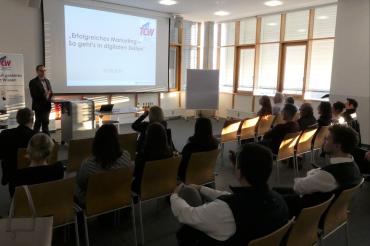 Das Bild zeigt einen Vortrag am Technologie Centrum Westbayern.